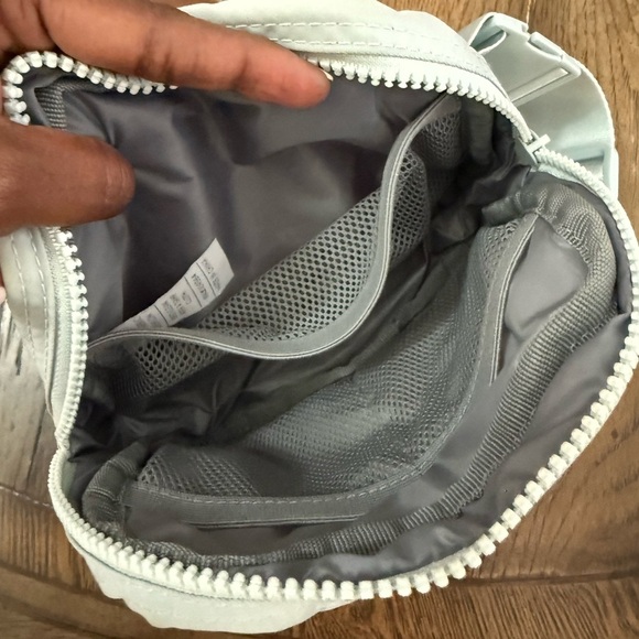 GAIAM Crossbody Bag - Picture 3 of 4